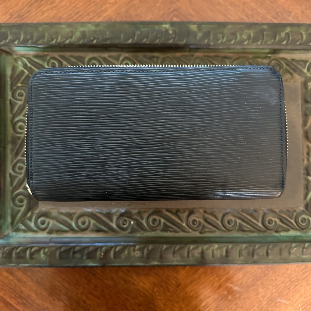 Authentic Louis Vuitton Zippy Wallet Black EPI Leather